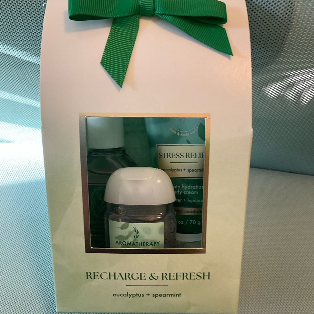 Bath and Bodyworks Aromatherapy 3 piece recharge Gift Set New